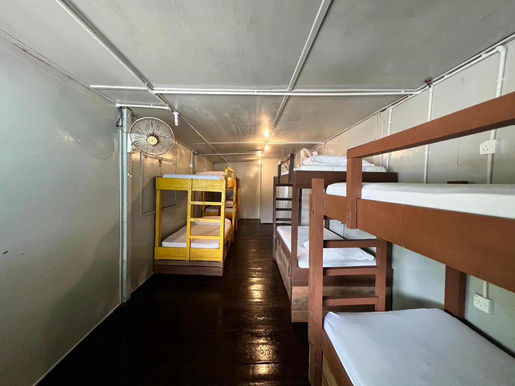 Ohlala Guesthouse بيرهينتيان المظهر الخارجي الصورة